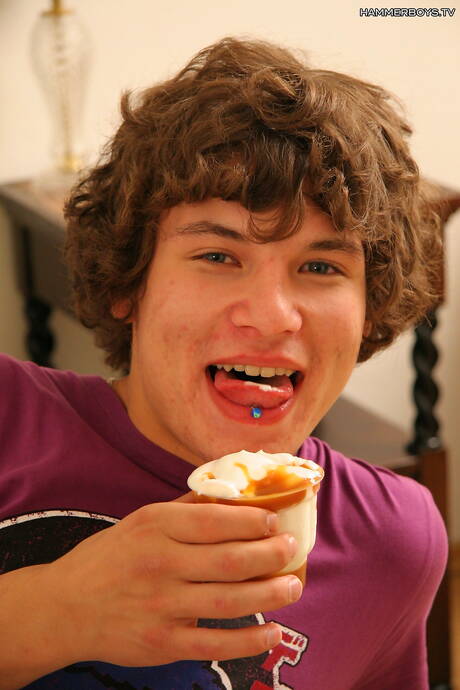 Der hübsche Junge Roman Sonik zieht sich aus