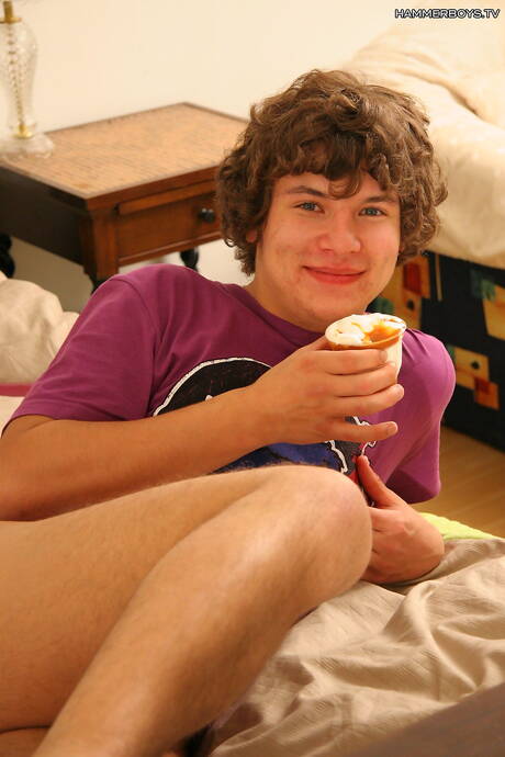 Le joli garçon Roman Sonik se déshabille