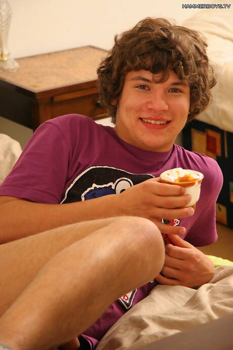 Der hübsche Junge Roman Sonik zieht sich aus