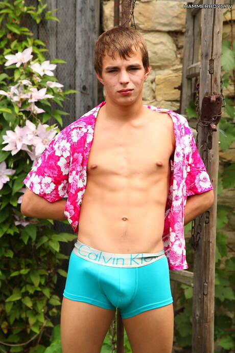 Superstudent Denis Ruso i przystojny facet Ricco Luna w gorącym seksie analnym na świeżym powietrzu