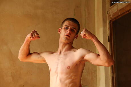 Le jeune Denis Surovcik montre un corps parfait à l