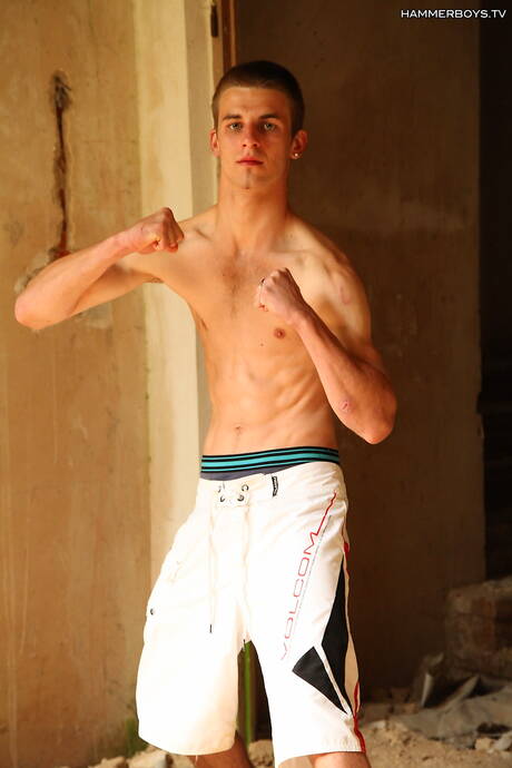 Le jeune Denis Surovcik montre un corps parfait à l