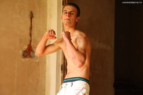 Le jeune Denis Surovcik montre un corps parfait à l