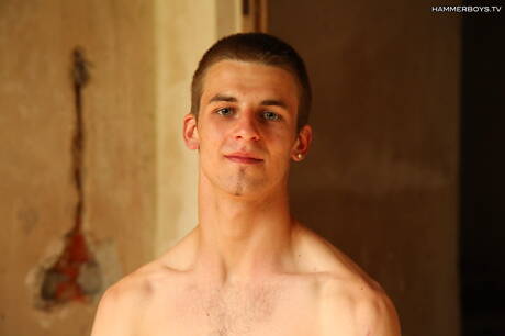 Le jeune Denis Surovcik montre un corps parfait à l