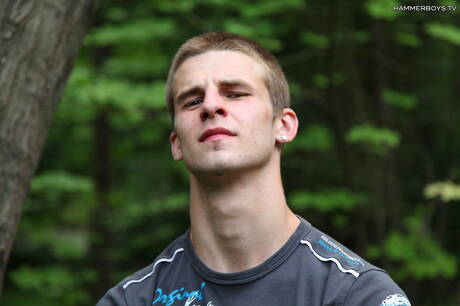 Le jeune Denis Surovcik montre un corps parfait à l