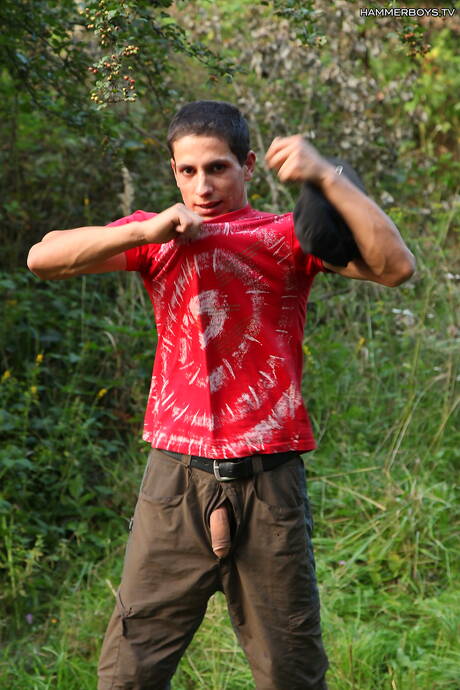 Muskularny Cygan Jonas drażni swojego kutasa na zewnątrz