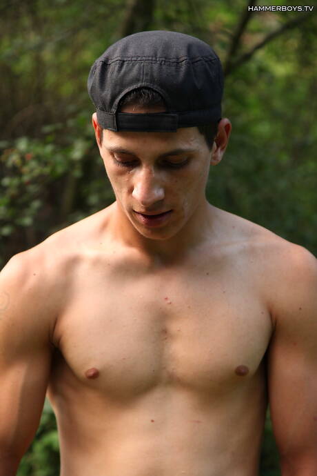 Muskularny Cygan Jonas drażni swojego kutasa na zewnątrz