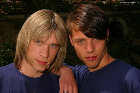 Beefcake Sancho Sun w gorącym trójkącie analnym w łazience