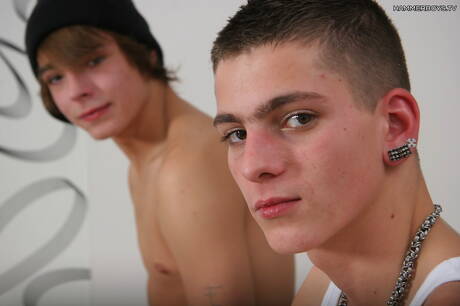 若い男の子ロブ・タデウスはチンコをしゃぶった後にアナルファックする