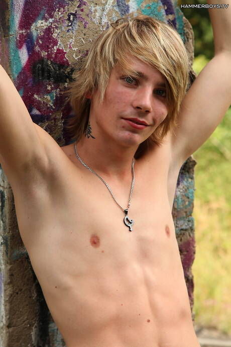 Le jeune Denis Klein et le jeune garçon Ricco Luna jouent avec une bite en extérieur