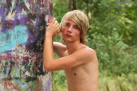 Le jeune Denis Klein et le jeune garçon Ricco Luna jouent avec une bite en extérieur