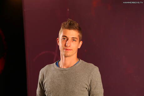 Der harte Kerl Dan Trojan masturbiert