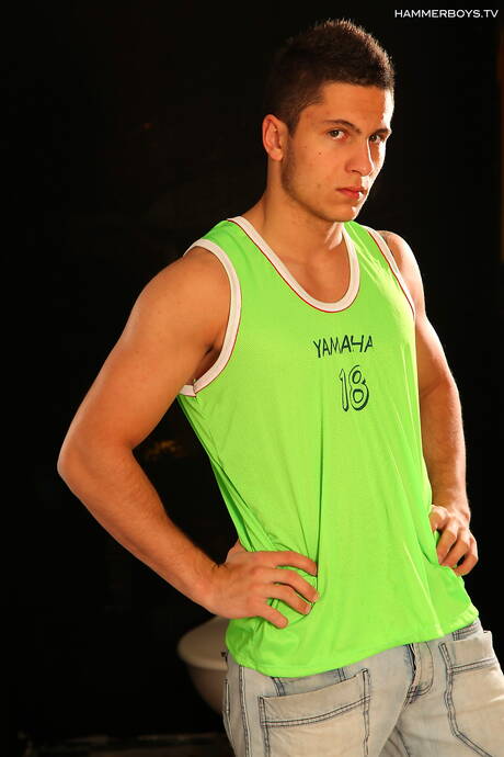 Il muscoloso Denis Haron mostra un corpo perfetto