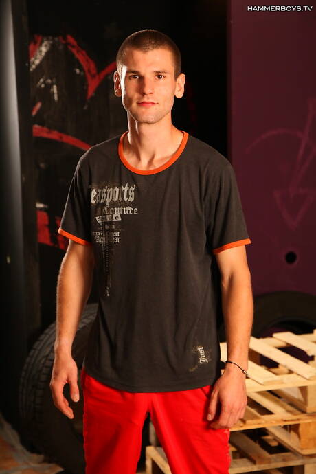 年輕男孩 Enrico Cunadi 和帥哥 Simon Tanner 互相猛幹