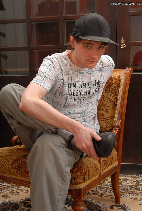 Twink Leon Tyto posing naked