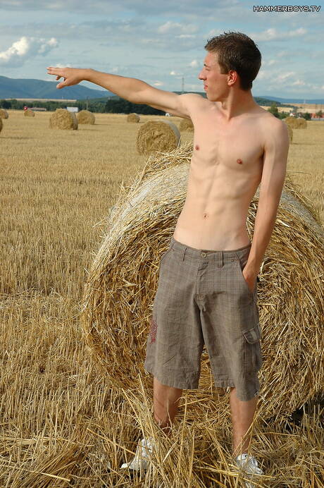 Le beau Peter Gorety et le beau Tim West baisent le cul après avoir sucé une bite en extérieur