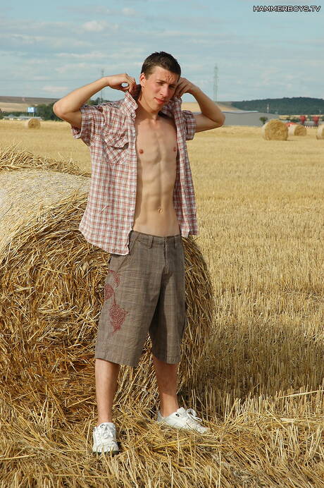 Le beau Peter Gorety et le beau Tim West baisent le cul après avoir sucé une bite en extérieur