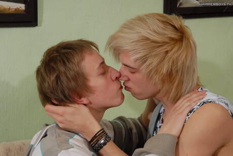 Twink Petr Greg y el twink caliente Rob Stary chupándose y follándose mutuamente