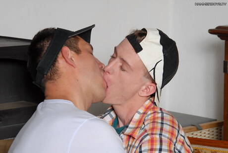 Le jeune Jaro Green et le minet chaud Pavel Konrad baisent le cul après avoir sucé une bite