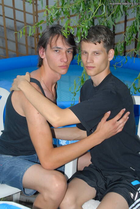 Hammer Boys: 젊은 남자 Honza Navratil과 잘생긴 남자 Steve Maxx가 밖에서 멋진 항문 섹스를 즐긴다