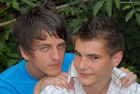 Der hübsche Emilio Rigardi und der junge Patrik Janovic lutschen und vögeln sich gegenseitig im Freien