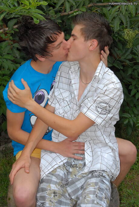 Der hübsche Emilio Rigardi und der junge Patrik Janovic lutschen und vögeln sich gegenseitig im Freien