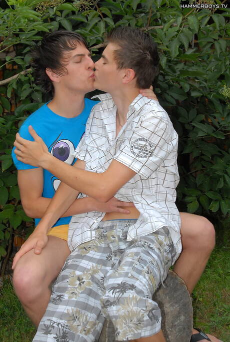 Der hübsche Emilio Rigardi und der junge Patrik Janovic lutschen und vögeln sich gegenseitig im Freien