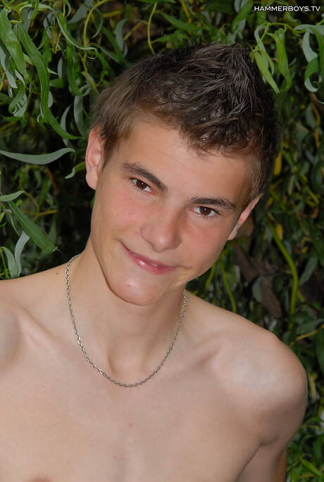 Der hübsche Emilio Rigardi und der junge Patrik Janovic lutschen und vögeln sich gegenseitig im Freien