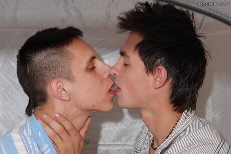 Gorący młodzieniec Rob Farro i gorący młodzieniec Tom Luck w scenie ssania kutasa