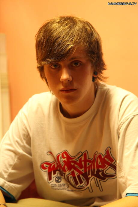 Der junge Pedro Garcia wichst seinen Schwanz