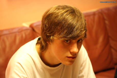 Der junge Pedro Garcia wichst seinen Schwanz