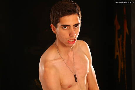 Hermoso chico Radovan Turrati jugando con una polla