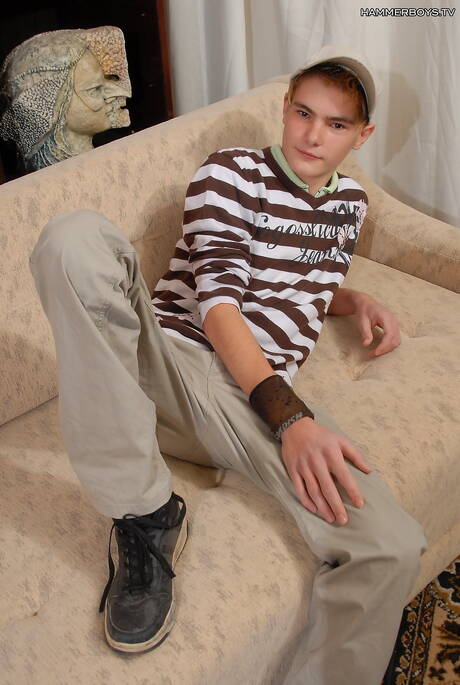 Le jeune Patrik Janovic pose nu