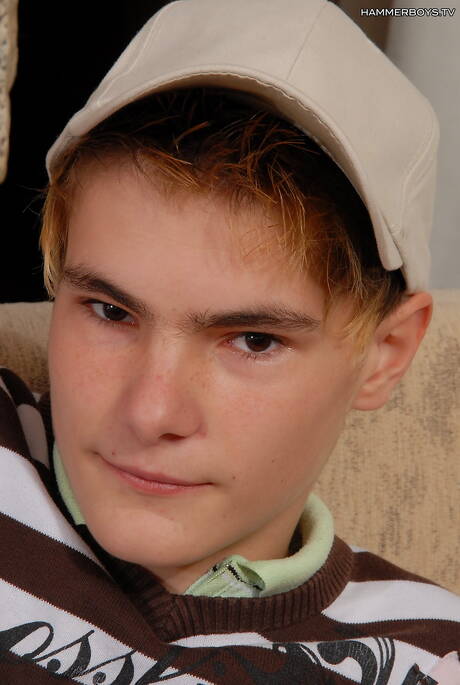 Le jeune Patrik Janovic pose nu