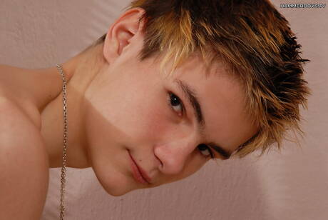 Le jeune Patrik Janovic pose nu