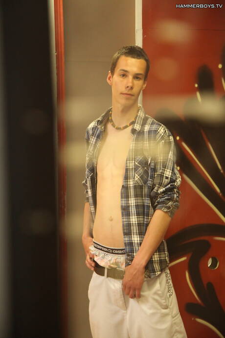 年輕帥哥史蒂文·雅各布斯脫衣服