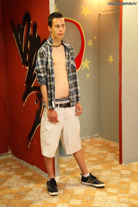 年輕帥哥史蒂文·雅各布斯脫衣服