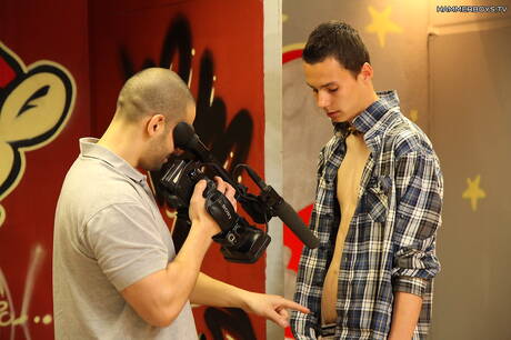 年輕帥哥史蒂文·雅各布斯脫衣服