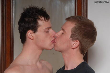 Il bellissimo amico David Ratina e il ragazzo sexy Ruda Bilek si godono un bel sesso orale