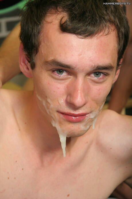 Twink Peter Abbex 和年輕人 Zdeno Kanina 享受美妙的口交