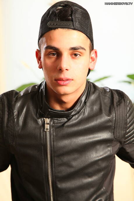 Le beau mec Pyotr Tomek montre un corps parfait