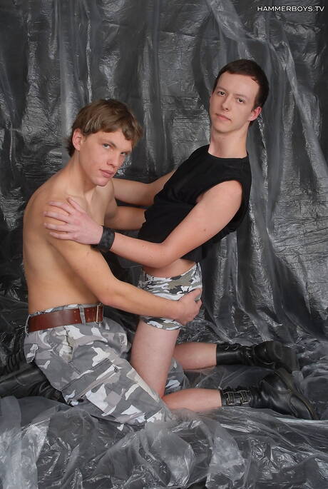 Le super étalon Mark Syova et le super étalon Slavo Hodsky ont une bonne fellation