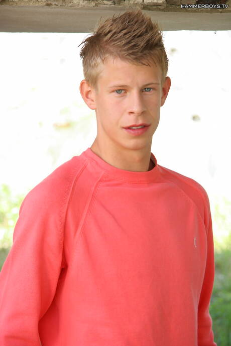 Le jeune Marc Fredericson pose nu et montre ses fesses en extérieur