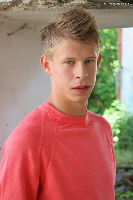 Le jeune Marc Fredericson pose nu et montre ses fesses en extérieur