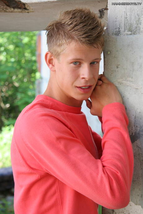 Le jeune Marc Fredericson pose nu et montre ses fesses en extérieur