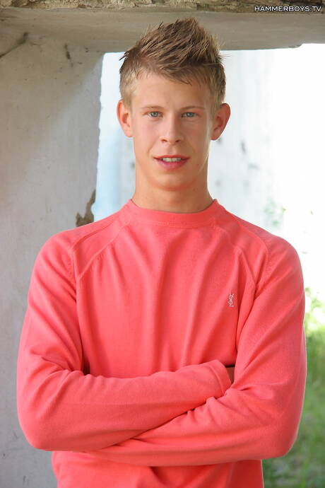 Le jeune Marc Fredericson pose nu et montre ses fesses en extérieur