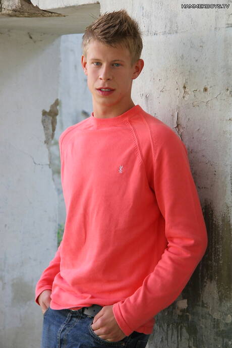 Le jeune Marc Fredericson pose nu et montre ses fesses en extérieur