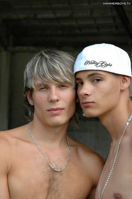 Twink Andrei Karenin and young boy Leon Bares banged each other outside