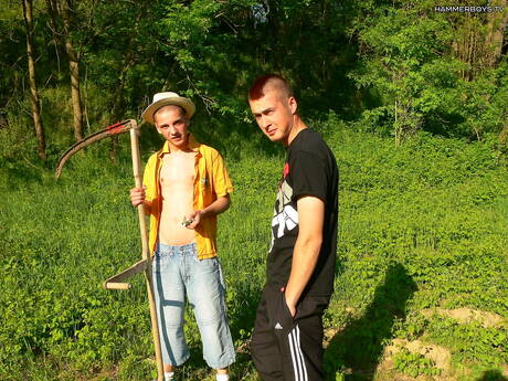 O lindo garoto Peter Nagy e o jovem Robo Novak fazem amor ao ar livre