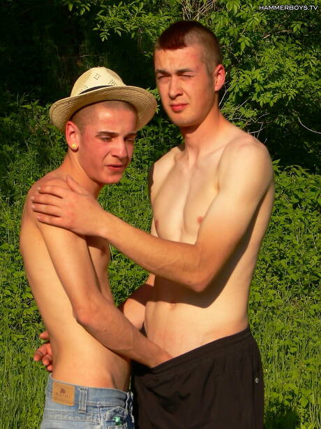 O lindo garoto Peter Nagy e o jovem Robo Novak fazem amor ao ar livre